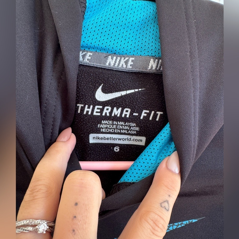 Kids Nike Therma Fit Black Blue Swoosh Hoodie Sweatshirt Size 6 - Picture 4 of 5